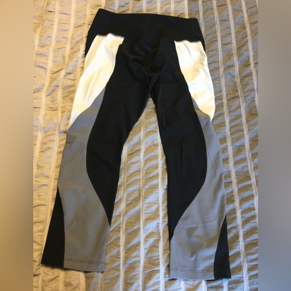 Nike Dri-Fit 23” crops leggings size medium - Picture 2 of 8